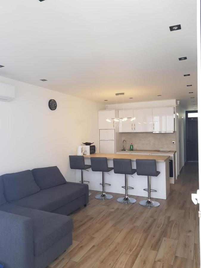 ארונה Family Comfortable Apartment מראה חיצוני תמונה