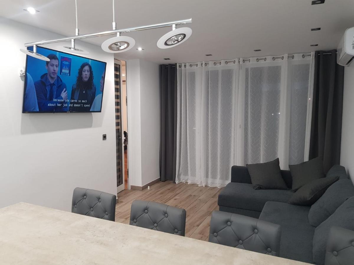 ארונה Family Comfortable Apartment מראה חיצוני תמונה