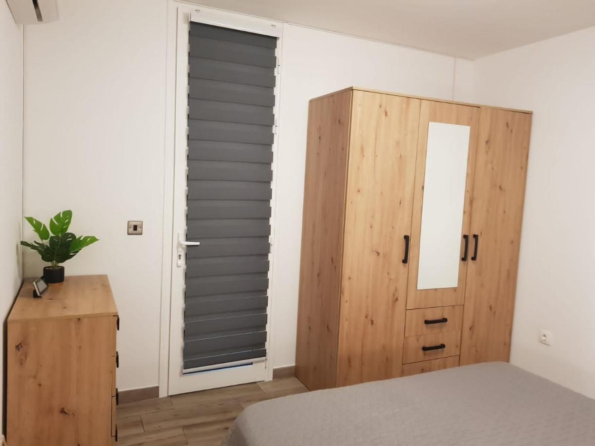 ארונה Family Comfortable Apartment מראה חיצוני תמונה